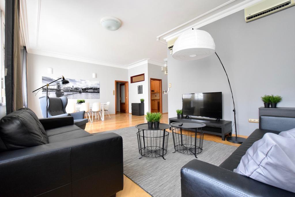 בודפשט Standerd Apartment By Hi5 - Lovag Family Suites מראה חיצוני תמונה