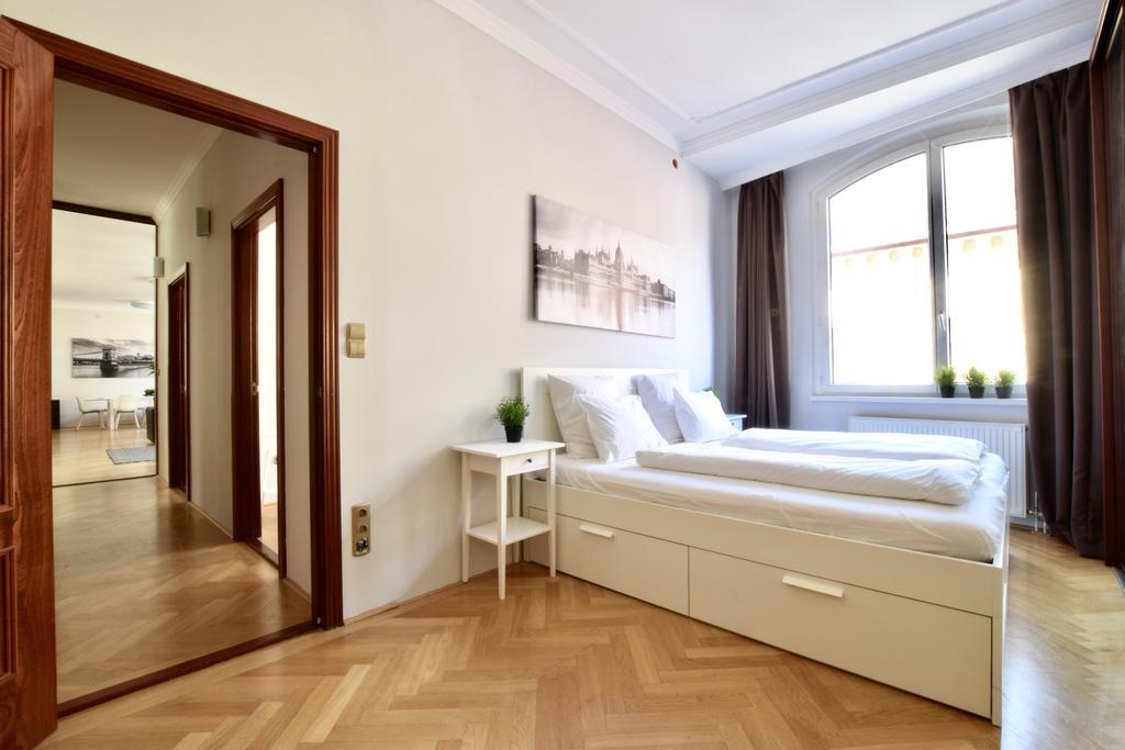 בודפשט Standerd Apartment By Hi5 - Lovag Family Suites מראה חיצוני תמונה