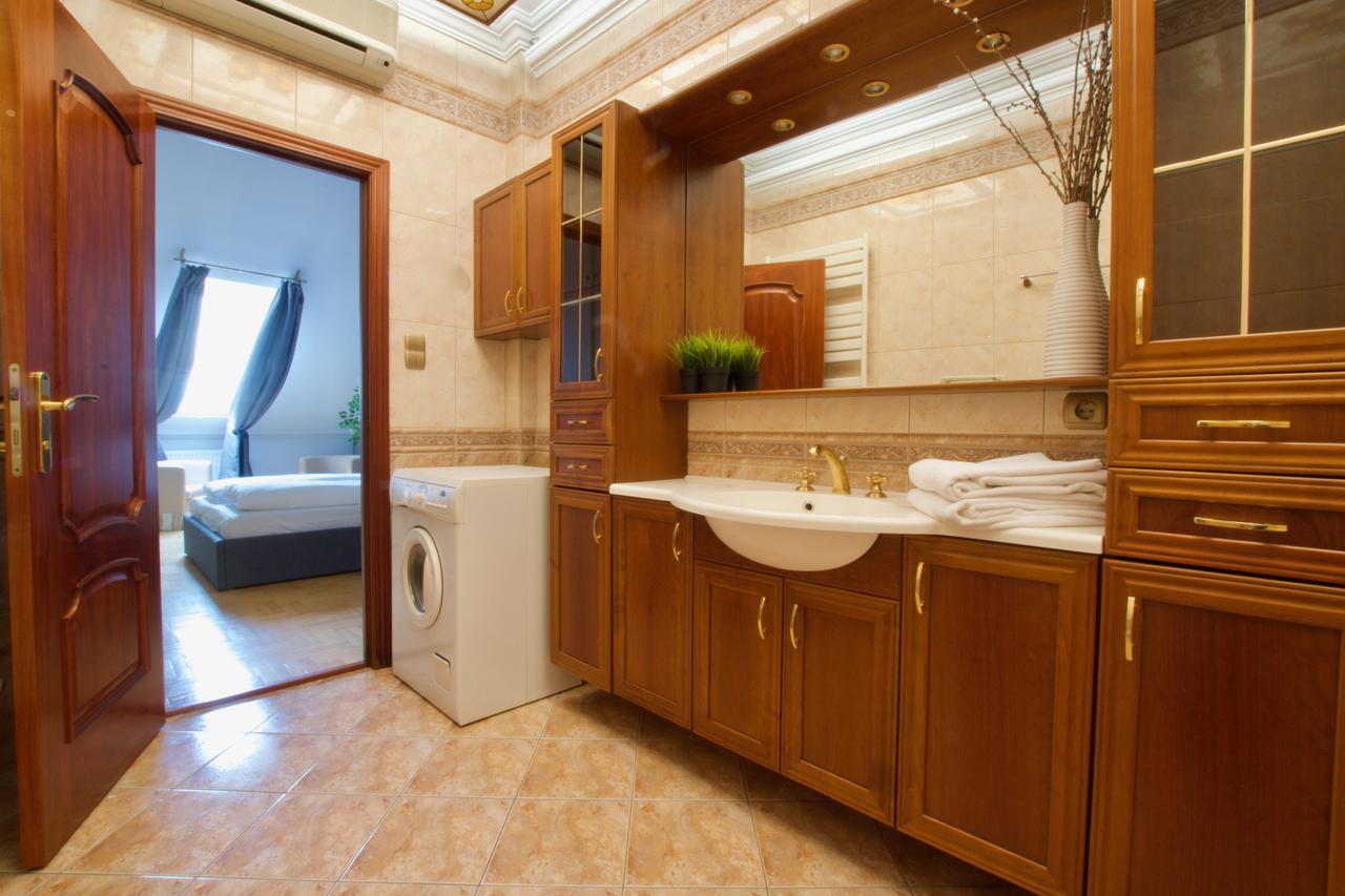 בודפשט Standerd Apartment By Hi5 - Lovag Family Suites מראה חיצוני תמונה