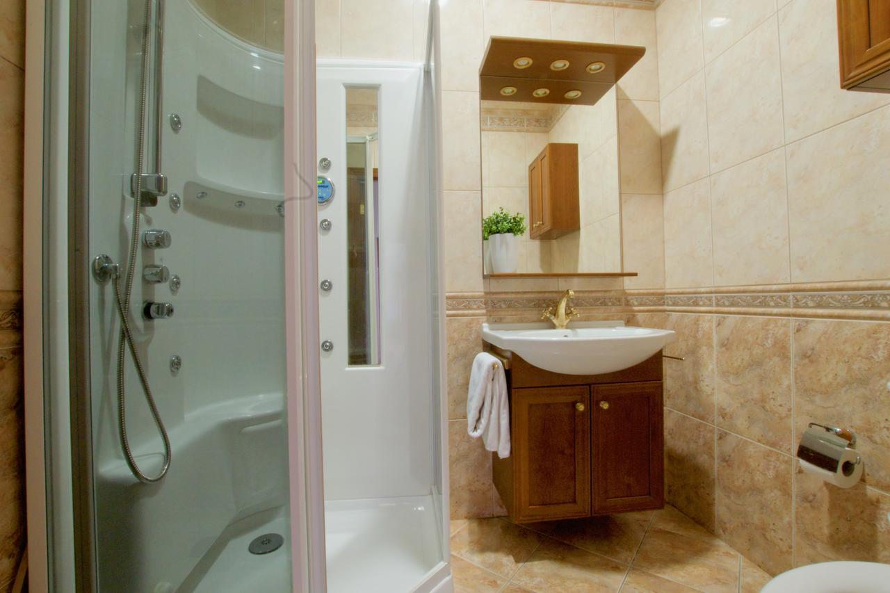 בודפשט Standerd Apartment By Hi5 - Lovag Family Suites מראה חיצוני תמונה