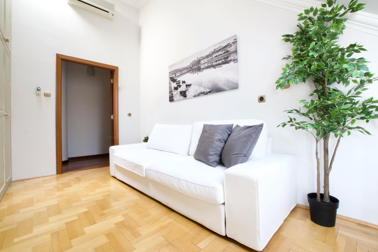 בודפשט Standerd Apartment By Hi5 - Lovag Family Suites מראה חיצוני תמונה